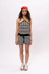 Short tejido a rayas horizontales blancas y negras, con cintura elástica y cordón ajustable.