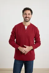 Remera de manga larga en tejido elastizado, color azul, con cuello tipo camisa, cartera con botones y detalles en eco gamuza en la base del cuello y la cartera.