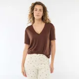 Remera de manga corta con cuello en V, confeccionada en algodón, de corte estándar y color marrón.