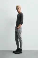 Jeans skinny cropped fit de corte ajustado y tiro medio, con diseño de cinco bolsillos y efecto lavado.