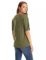 Blusa de silueta fluida con escote en V, manga japonesa corta y costura central vertical en el frente. Confeccionada en tejido de punto con acabado mate, presenta un diseño con largo asimétrico, siendo más larga en la espalda.