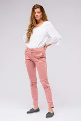 Pantalón de gabardina azul marino, de corte skinny y tiro medio, con bolsillos laterales y trabillas para cinturón.