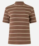 Blusa de ribana marca Marfinno, color beige con rayas horizontales finas de color marrón, cuello alto y mangas cortas.