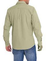 Camisa de manga larga color verde sage, confeccionada en popelina de algodón orgánico. Presenta cuello camisero, cierre frontal con botones de madera, bolsillo en el pecho con logo bordado y mangas ajustables con botones.
