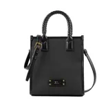 Cartera chica negra de cuero sintético con asas trenzadas fijas y correa regulable extraíble. Tiene cierre superior, un bolsillo interno con cierre, un bolsillo interno abierto y un bolsillo externo con cierre.