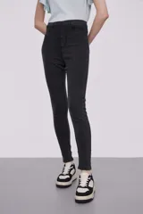 Calza skinny de tiro alto color gris oscuro.