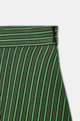 Falda midi de tiro alto, confeccionada en hilatura con mezcla de viscosa, con diseño de rayas verticales en tonos verdes y negros. Presenta corte evasé con bajo acabado y cierre con cremallera oculta en la costura.
