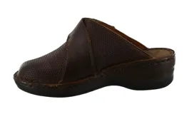 Zuecos de cuero color marrón con perforaciones y plantilla anatómica.