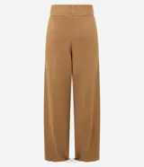Pantalón de corte recto confeccionado en tricot de viscosa y poliamida. Presenta cintura estructurada, bolsillos laterales y cordón regulador en el ruedo de las botamangas.
