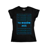 Remera negra de corte entallado con estampa frontal personalizable.