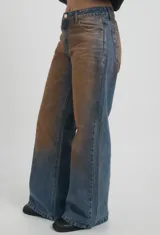 Jean de corte recto y tiro medio con efecto de lavado degradado en tonos marrón y azul. Presenta un diseño de cinco bolsillos y cierre frontal con botón y cremallera.