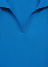 Polo de manga corta color azul, con cuello polo y detalle de rayas blancas en contraste sobre los hombros. Presenta un diseño entallado y recto.