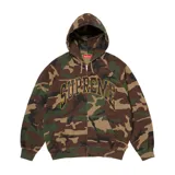 Campera con capucha y cierre frontal, confeccionada en algodón con estampado de camuflaje woodland. Presenta el logo de Supreme bordado en el pecho con efecto agrietado y bolsillos frontales tipo canguro.