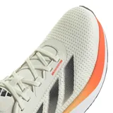 Championes de running Adidas Duramo SL, color blanco con detalles en naranja y negro. Presentan tecnología de amortiguación LIGHTMOTION en la entresuela y suela de goma ADIWEAR para mayor durabilidad. La parte superior está confeccionada en malla transpirable.