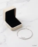 Pulsera de plata 925 compuesta por una cadena de pequeñas esferas y una placa rectangular central grabada con la inscripción 'Abuela te quiero mucho'.