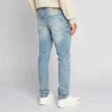 Pantalón de jean de corte ajustado color azul claro.
