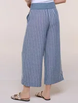 Pantalón palazzo crop a rayas azules y blancas, con tiro alto, pretina ancha de crochet elástico y bolsillos frontales de parche.