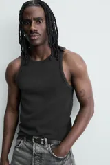 Musculosa de corte slim fit confeccionada en tejido de algodón con elasticidad, cuello redondo amplio y efecto lavado.