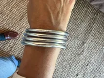 Set de pulseras circulares flexibles de estilo oriental, con acabado brillante en tonos dorados y plateados, rellenas de lámina metálica.