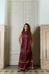 Vestido largo sin mangas con cuello alto y bolsillos, confeccionado en popelina de algodón con estampado a cuadros en tonos bordó, verde y azul.