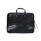 Maletín tipo porta expedientes negro con textura croco, cierre perimetral con cremallera y asa de mano.