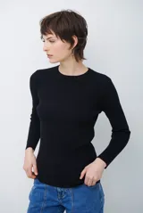 Buzo de tejido morley color marrón, con cuello redondo y mangas largas, de corte ajustado al cuerpo.