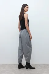 Pantalón de tiro alto, corte ancho y holgado, con elástico en la cintura. Confeccionado en tela estampada a cuadros vichy en blanco y negro.