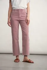 Pantalón jean de corte recto, color rojo con finas rayas verticales blancas.