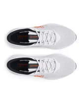 Championes de running Under Armour Charged Escape 4 NM, color gris claro con detalles en naranja y negro. Presentan parte superior de malla técnica transpirable, contrafuerte externo en el talón para mayor sujeción y mediasuela Charged Cushioning para una amortiguación óptima.