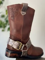 Bota de cuero marrón con estribo desmontable plateado.