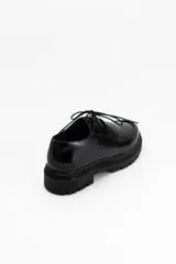 Zapatos tipo wallabee de cuero metalizado en tono peltre, con cordones negros y suela track de goma negra con plataforma.