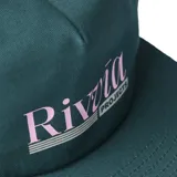 Gorra de gabardina verde con paneles de malla en los laterales y logo Rivvia bordado en rosa en el frente.
