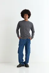 Remera de manga larga con cuello redondo, confeccionada en tejido de algodón y poliéster, con puños elásticos en las mangas.