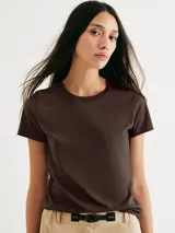 Camiseta básica de corte ajustado, manga corta y cuello redondo, en color naranja.