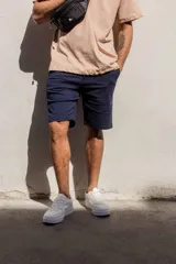 Bermuda lisa de corte clásico, con bolsillos laterales y traseros.