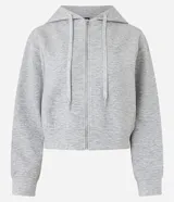 Saco color crema, de corte slim, confeccionado en algodón con viscosa certificada, con cuello con capucha y cordón ajustable, cierre frontal con cremallera y forro de fleece.