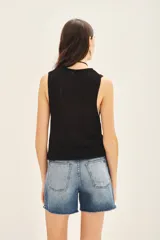 Top sin mangas de tejido de punto compacto con escote en U pronunciado. Presenta una textura sedosa y brillante, con un diseño ajustado al cuerpo.