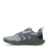 Championes de entrenamiento Under Armour modelo Charged Commit Tr 5, color gris con detalles en verde neón. Presentan una estructura robusta con entresuela Charged Cushioning para mayor amortiguación y suela de goma con diseño de alta tracción.