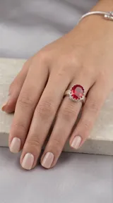 Anillo de plata 925 con diseño ovalado y piedra central de circonia en color rojo.