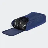 Bolso para calzado Adidas de la línea Tiro League, color azul marino. Diseñado para transportar botines de fútbol, cuenta con un panel lateral de malla para ventilación, asa de mano superior y cierre de solapa. Presenta las tres tiras icónicas y el logo de la marca en color blanco.