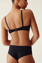 Bombacha tipo hipster de microfibra con cintura en V y corte láser, diseñada para un efecto invisible bajo la ropa. Presenta tiro bajo, cobertura media y refuerzo interior.