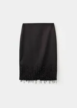 Falda midi de satén color negro con corte recto, forro interior y adorno de cristales colgantes en el bajo. Cuenta con cierre de cremallera en la parte posterior.