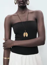 Vestido midi de diseño combinado con cuerpo tipo palabra de honor en color negro y falda estilo globo en color blanco. Presenta un bajo abullonado y forro interior de algodón.