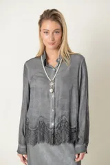 Camisa italiana de manga larga color gris topo, con cuello clásico, cierre frontal con botones y aplique de puntilla en el ruedo.