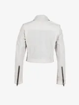 Chaqueta corta de cuero perforado color blanco, con cuello clásico, cierre frontal con cremallera, dos bolsillos con cremallera en el pecho y detalles de botones en los hombros.