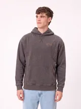Canguro con capucha de calce holgado, color celeste con efecto lavado, bolsillo tipo canguro y estampa frontal con el logo de la marca.
