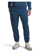 Pantalón de jogging Under Armour, confeccionado en tejido polar de mezcla de algodón con interior cepillado. Presenta cintura elástica con cordón exterior, bolsillos laterales abiertos, un bolsillo trasero con cierre a presión y puños elásticos en los tobillos. Incluye logotipo bordado en la pierna.