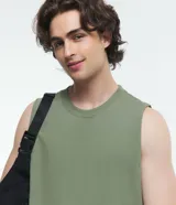 Musculosa básica para hombre de corte recto y cuello redondo, confeccionada en tejido de algodón. Presenta un diseño liso con un pequeño tag decorativo en el bajo.