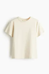 Remera color crema de punto de algodón tupido con cuello redondo ribeteado acanalado y mangas cortas.