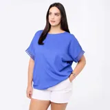 Camiseta azul con cuello redondo, mangas cortas holgadas y detalles de encaje y macramé en las costuras de las mangas.